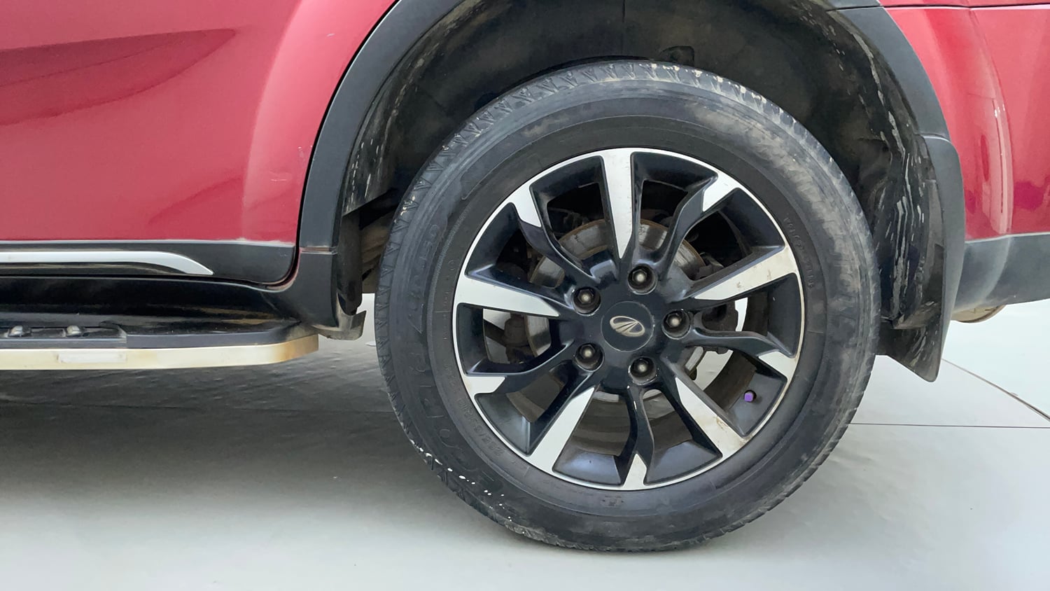Used 2018 Mahindra XUV500 W11 Diesel Manual tyres LEFT REAR TYRE RIM VIEW