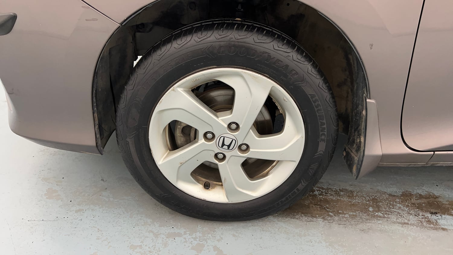 Used 2014 Honda City VX Petrol Manual tyres LEFT FRONT TYRE RIM VIEW