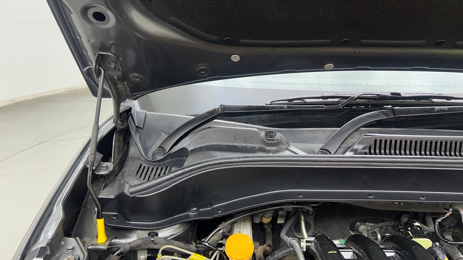 Used 2024 Tata Punch Accomplished MT Petrol Manual engine ENGINE RIGHT SIDE HINGE & APRON VIEW