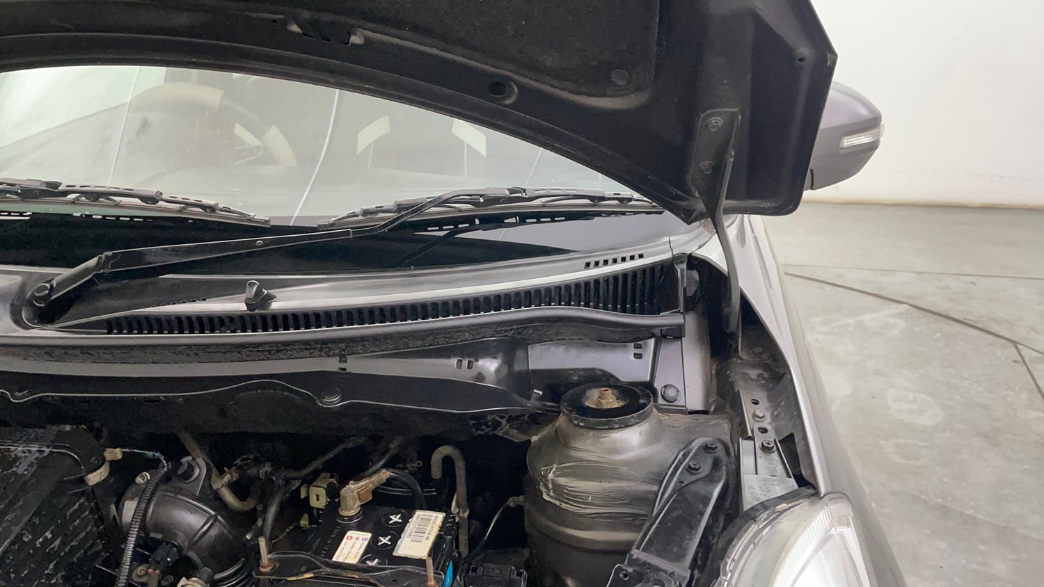 Used 2012 Maruti Suzuki Swift VXi Petrol Manual engine ENGINE LEFT SIDE HINGE & APRON VIEW
