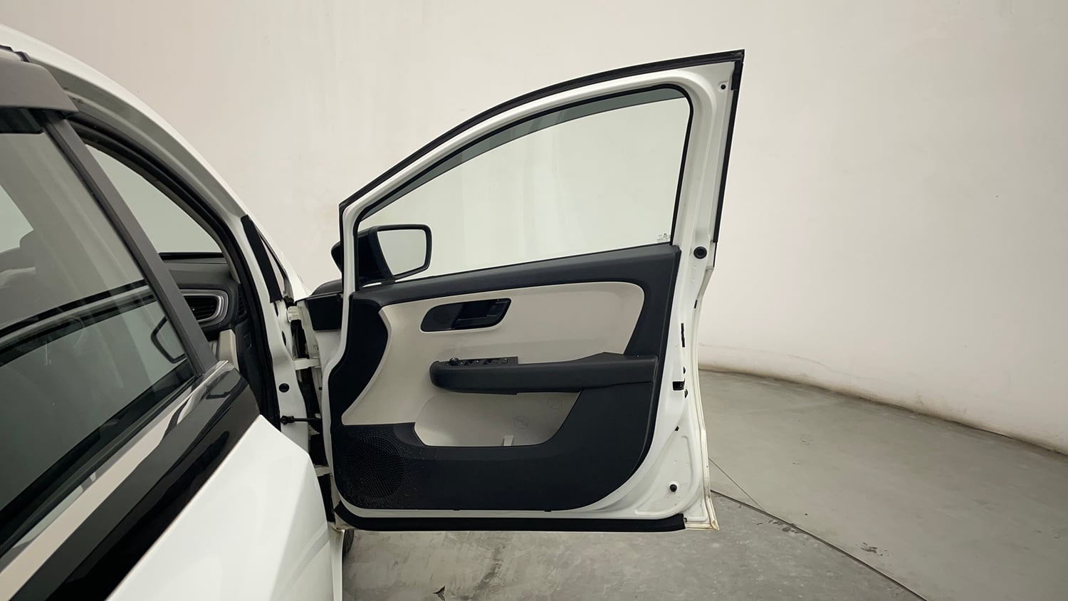 Used 2024 Tata Altroz XM Plus (S) Petrol Manual interior RIGHT FRONT DOOR OPEN VIEW