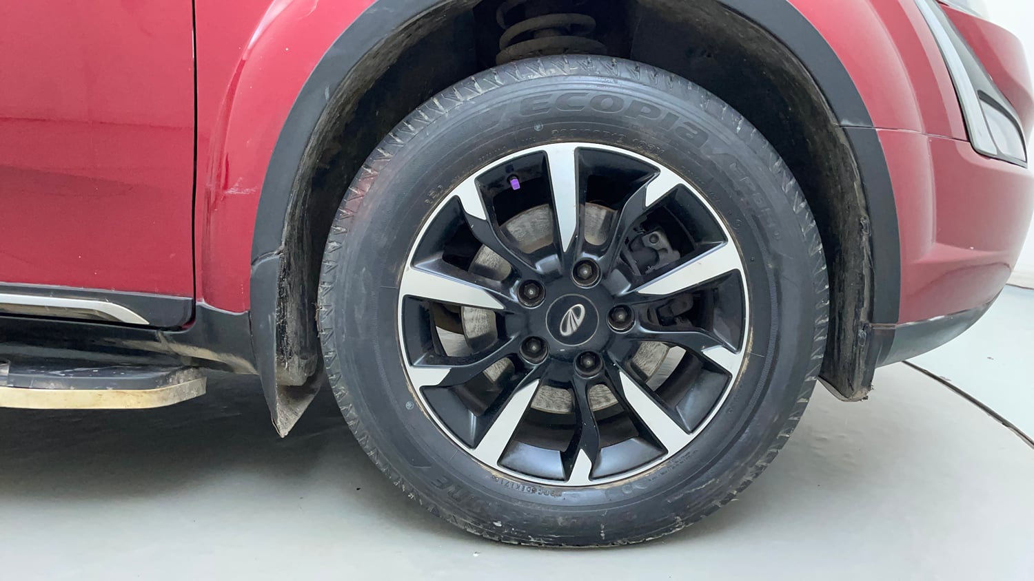 Used 2018 Mahindra XUV500 W11 Diesel Manual tyres RIGHT FRONT TYRE RIM VIEW