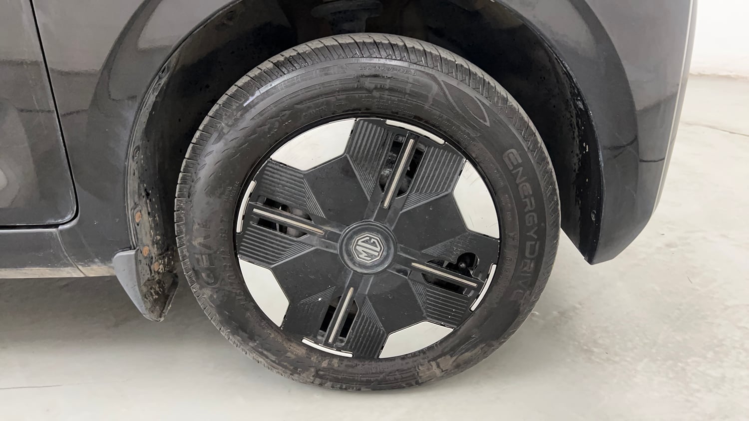Used 2024 MG Motors Comet EV Excite Electric Automatic tyres RIGHT FRONT TYRE RIM VIEW