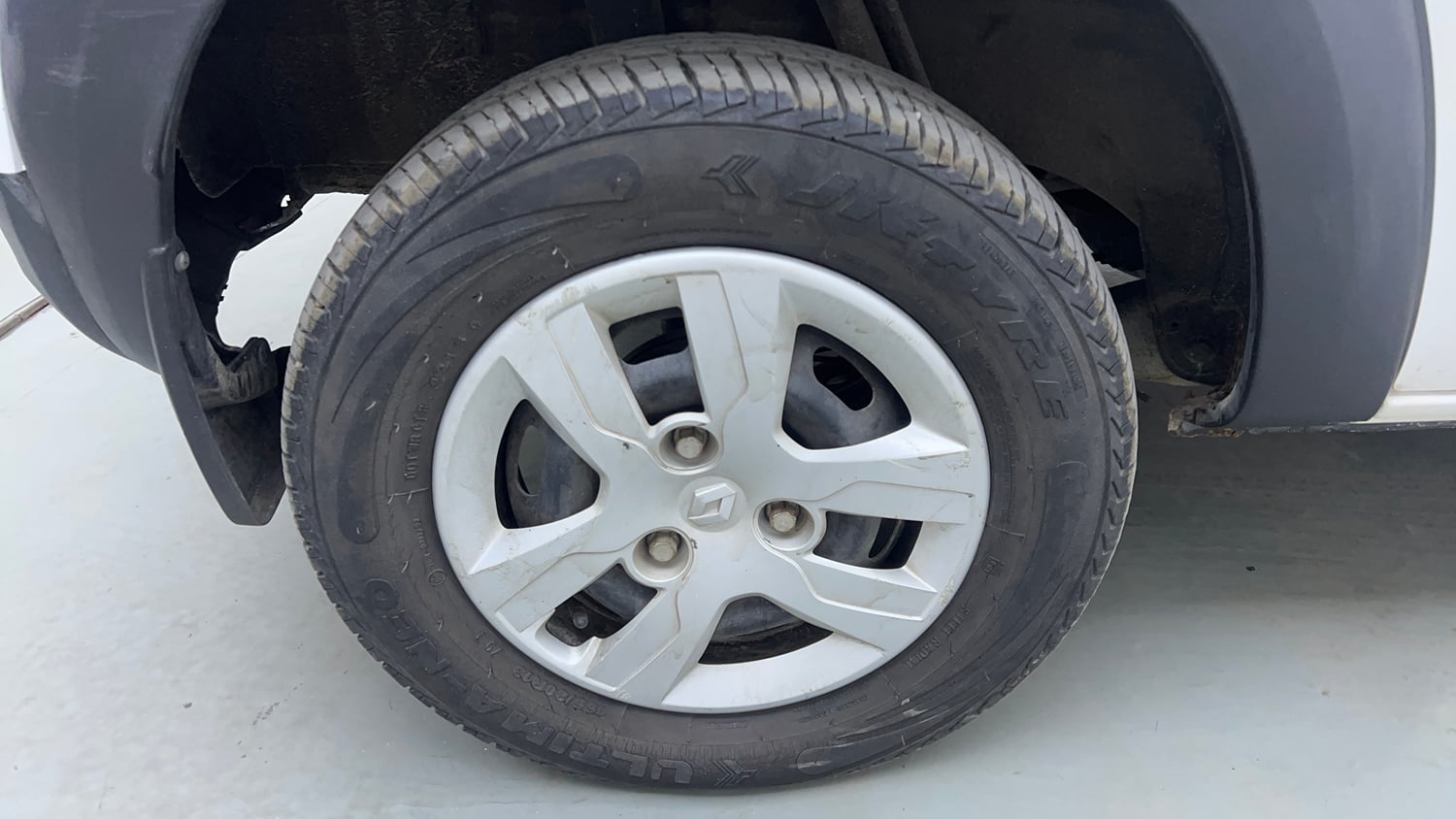 Used 2015 Renault Kwid RXT Petrol Manual tyres RIGHT REAR TYRE RIM VIEW