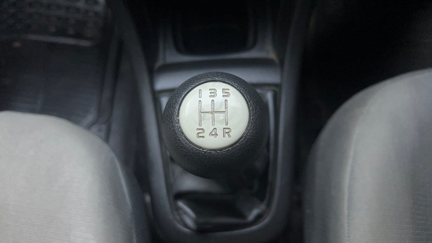Used 2014 Maruti Suzuki Swift VXi Petrol Manual interior GEAR  KNOB VIEW