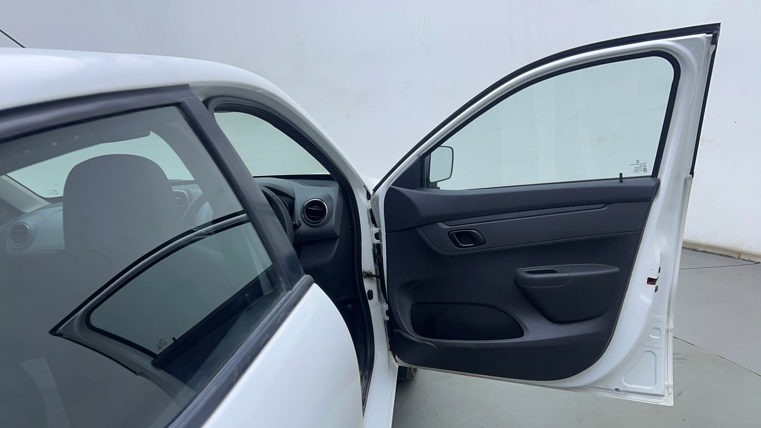 Used 2015 Renault Kwid RXT Petrol Manual interior RIGHT FRONT DOOR OPEN VIEW