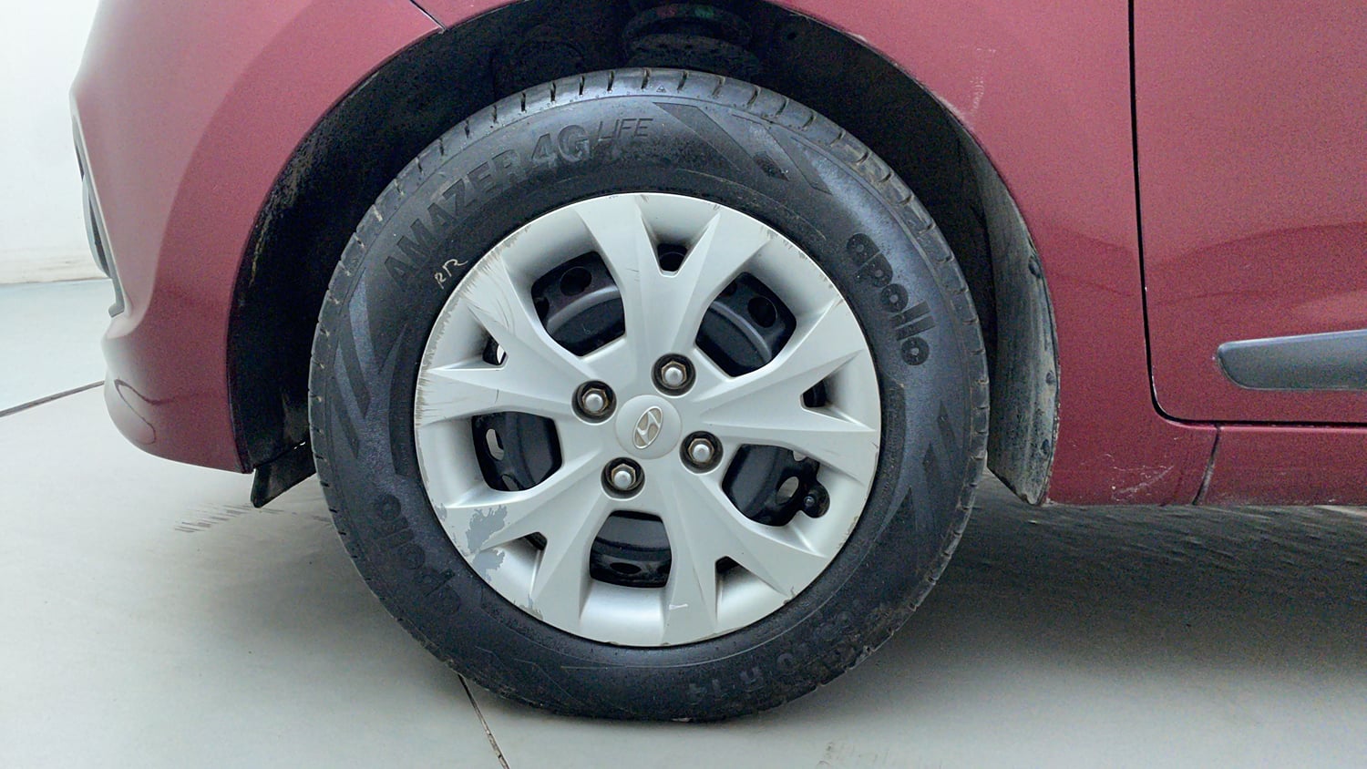 Used 2013 Hyundai Grand i10 Sportz 1.1 CRDi Diesel Manual tyres LEFT FRONT TYRE RIM VIEW