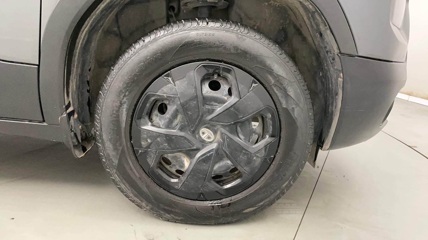 Used 2023 Tata Punch Adventure Rhythm Pack MT Petrol Manual tyres RIGHT FRONT TYRE RIM VIEW