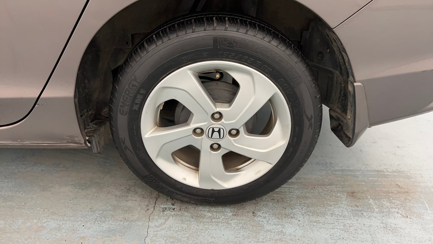Used 2014 Honda City VX Petrol Manual tyres LEFT REAR TYRE RIM VIEW