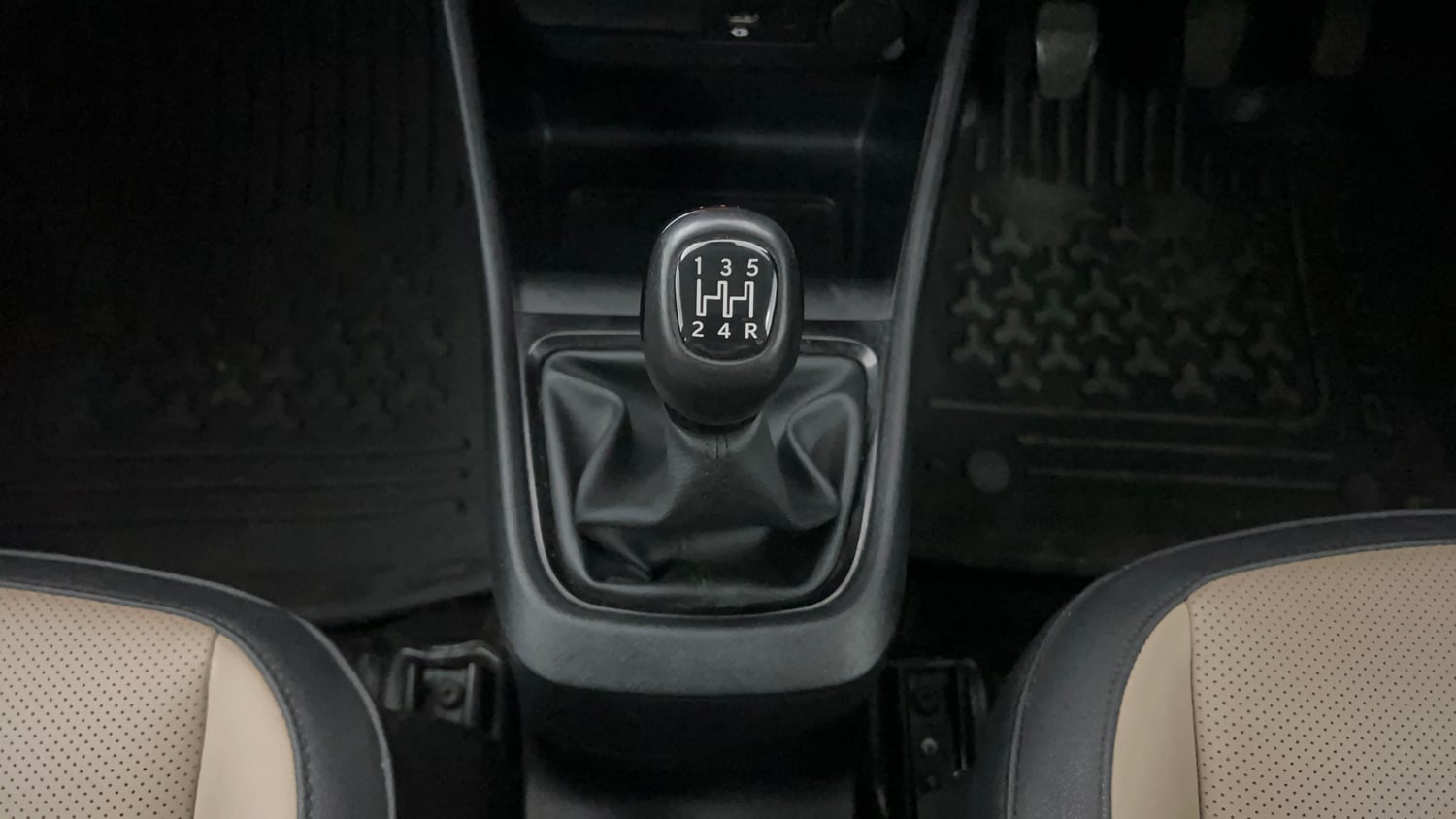 Used 2022 Tata Punch Kaziranga Creative MT Petrol Manual interior GEAR  KNOB VIEW