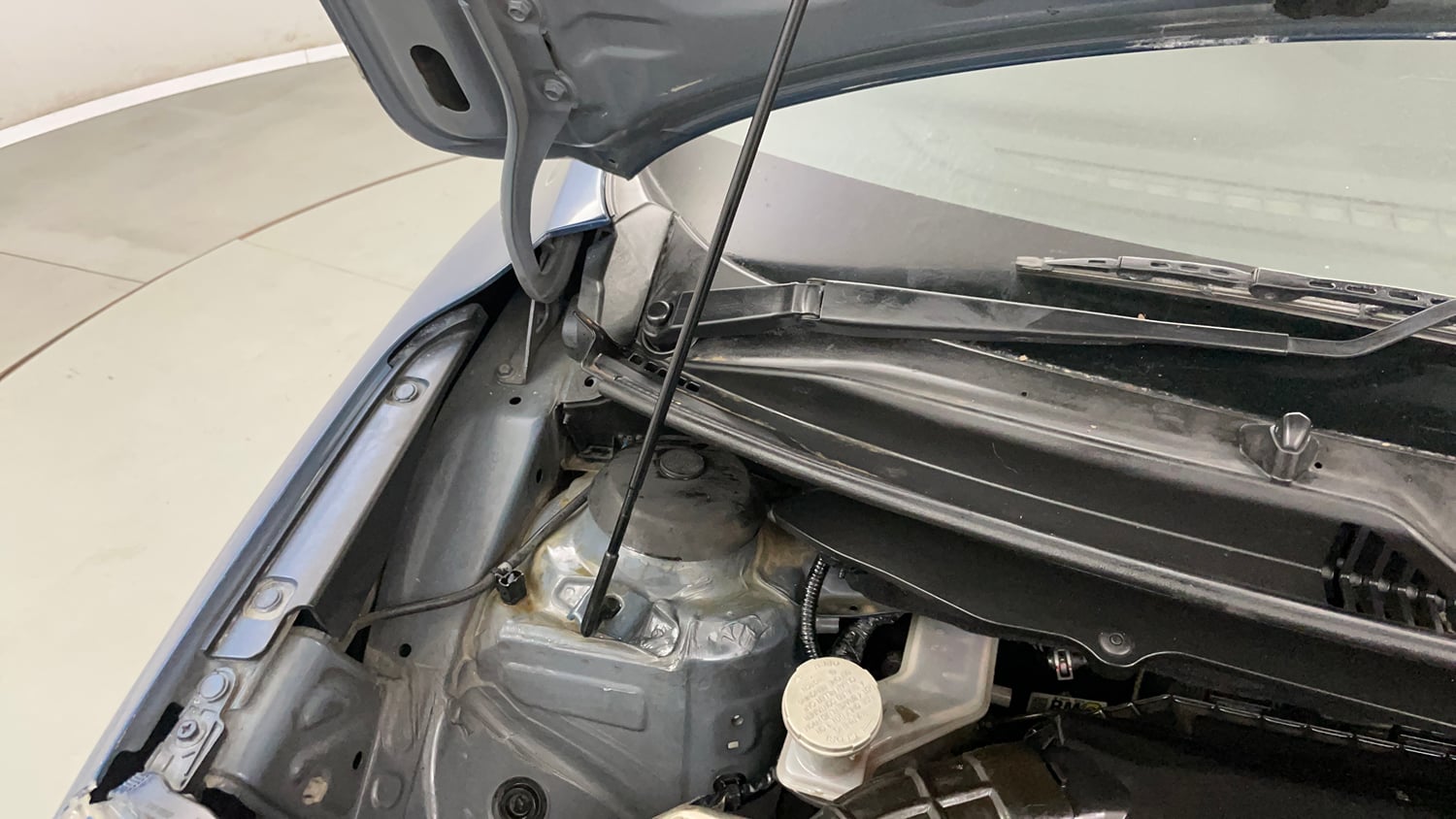 Used 2018 Maruti Suzuki Baleno Alpha 1.2 AT Petrol Automatic engine ENGINE RIGHT SIDE HINGE & APRON VIEW