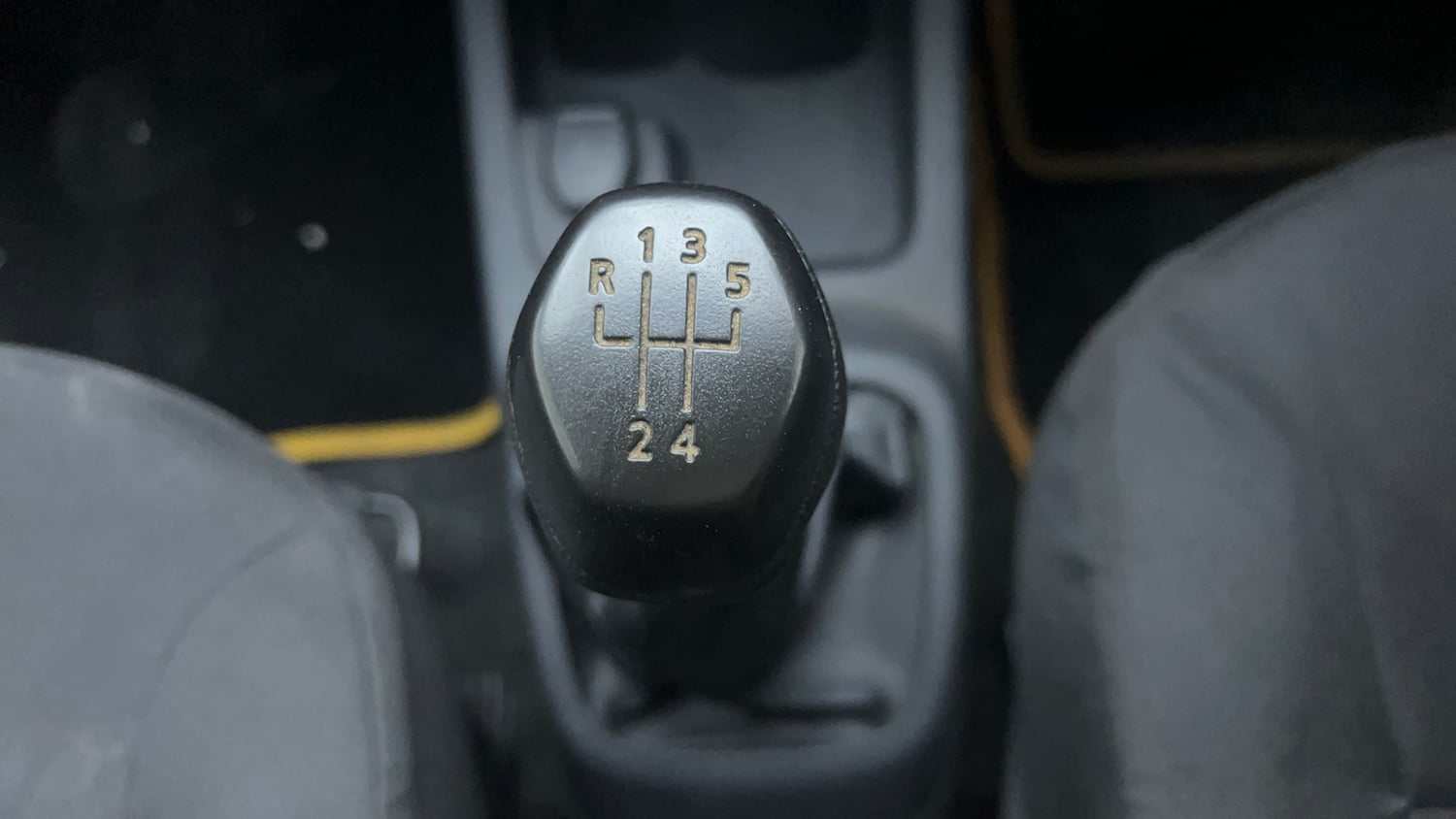 Used 2015 Renault Kwid RXT Petrol Manual interior GEAR  KNOB VIEW