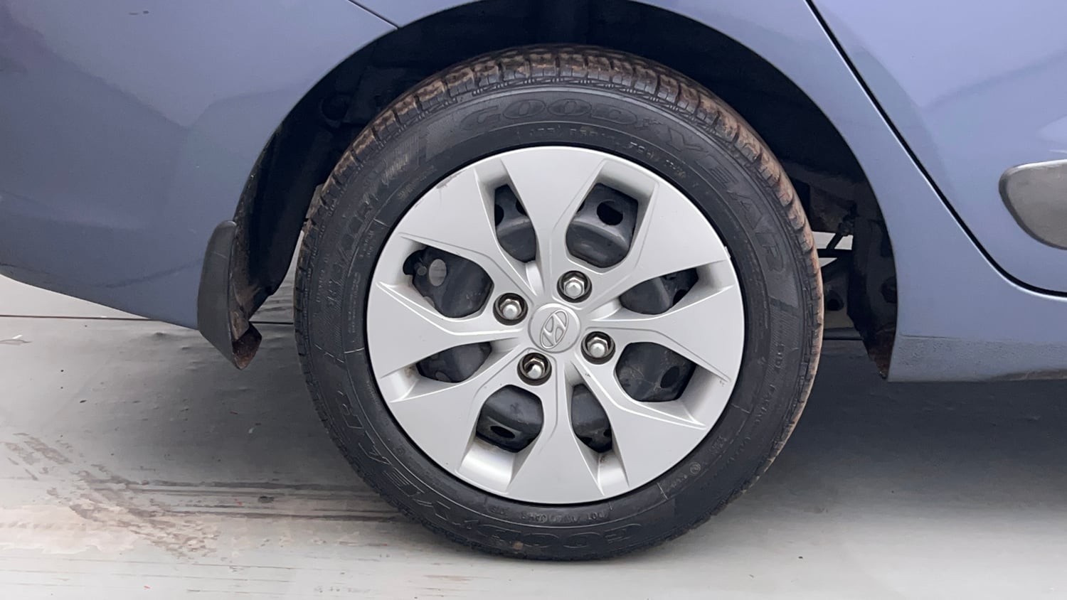 Used 2015 Hyundai Xcent S 1.2 Petrol Manual tyres RIGHT REAR TYRE RIM VIEW