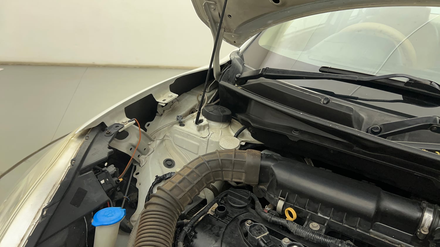 Used 2018 Maruti Suzuki Dzire VXi Petrol Manual engine ENGINE RIGHT SIDE HINGE & APRON VIEW