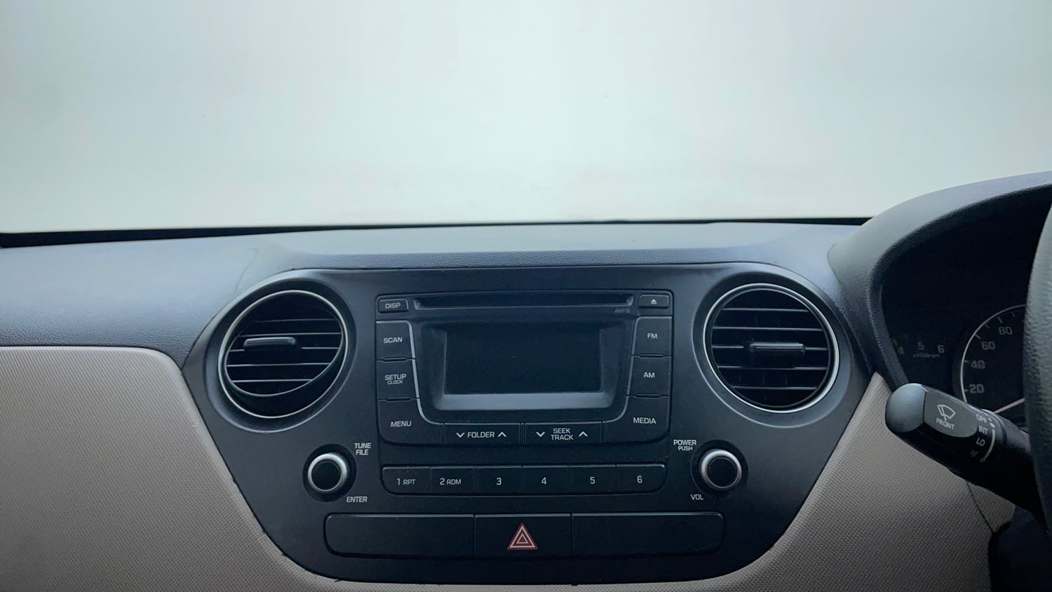 Used 2013 Hyundai Grand i10 Sportz 1.1 CRDi Diesel Manual top_features Integrated (in-dash) music system