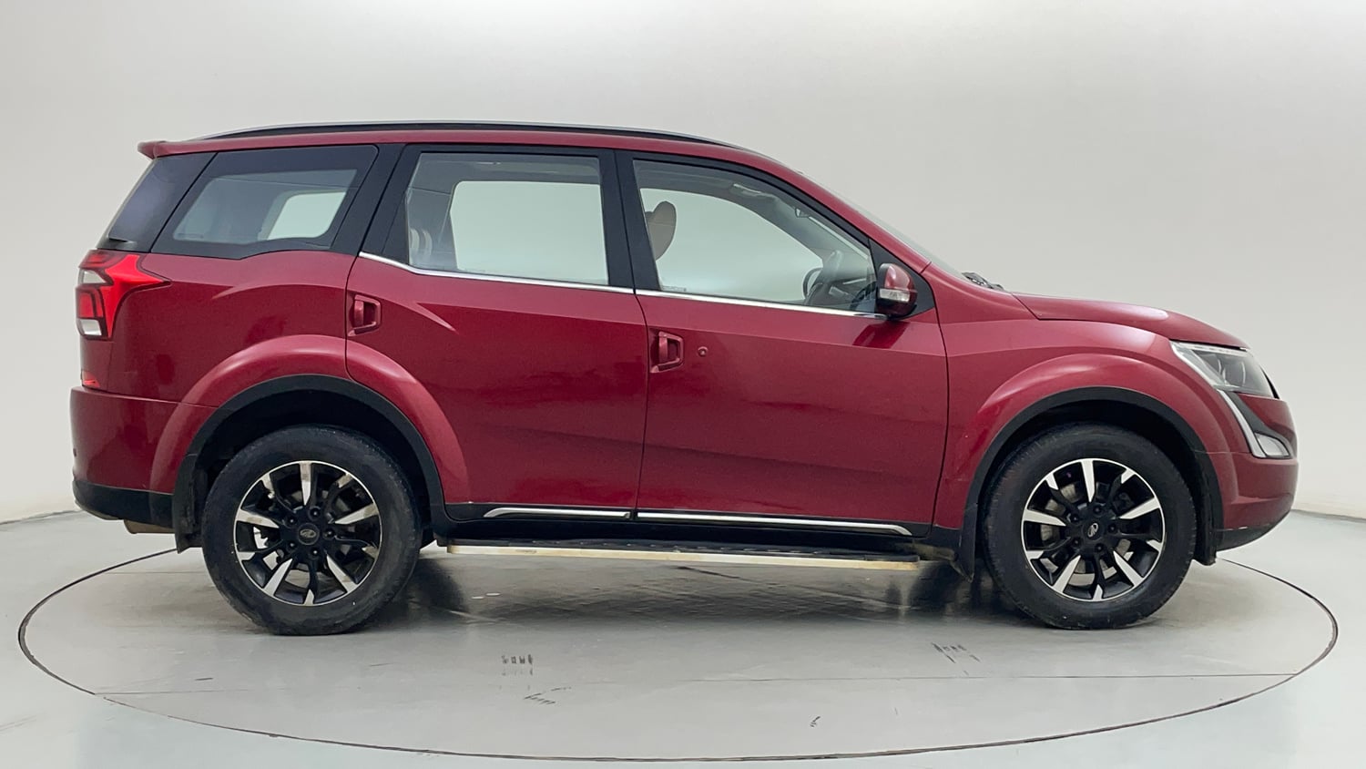 Used 2018 Mahindra XUV500 W11 Diesel Manual exterior RIGHT SIDE VIEW