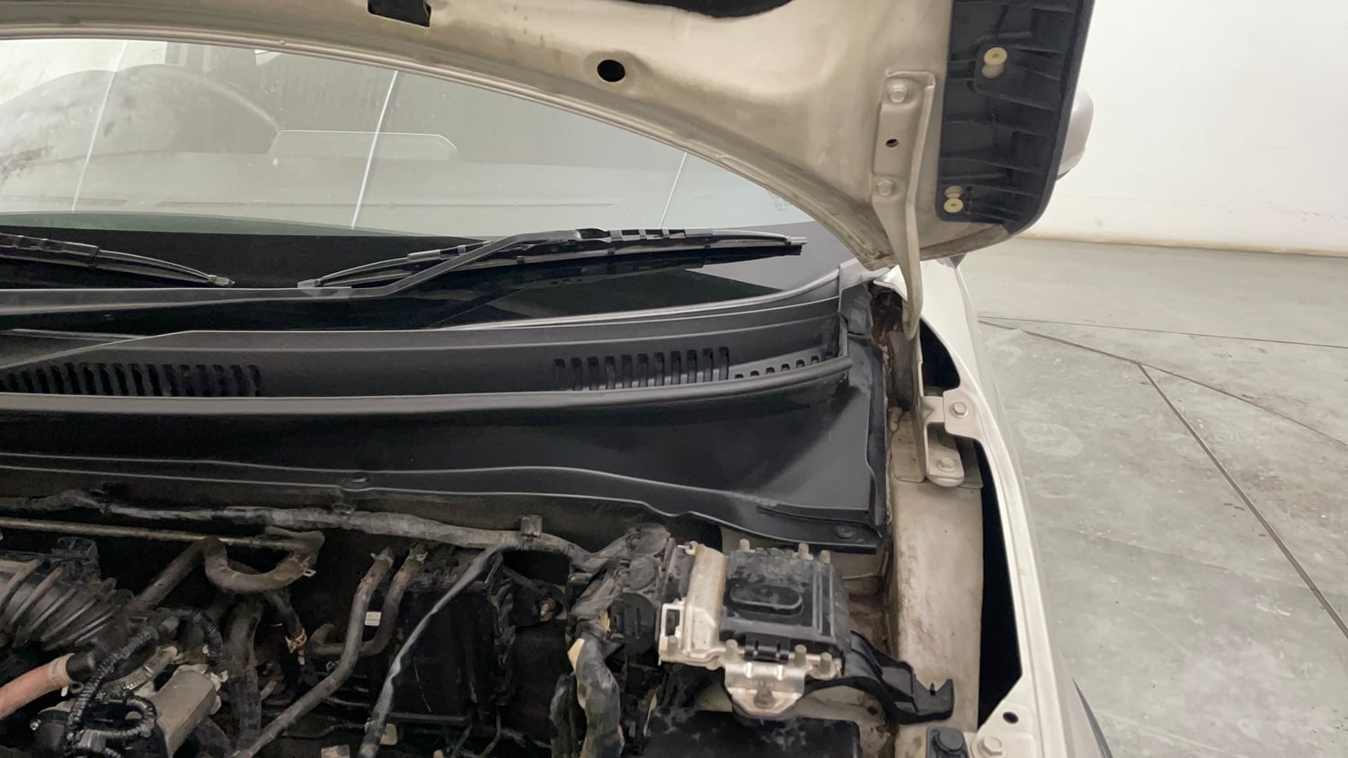 Used 2022 Maruti Suzuki Ignis Zeta 1.2 MT Petrol Manual engine ENGINE LEFT SIDE HINGE & APRON VIEW