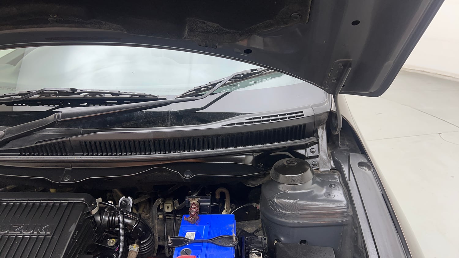 Used 2018 Maruti Suzuki Ciaz S 1.4 MT Petrol Manual engine ENGINE LEFT SIDE HINGE & APRON VIEW