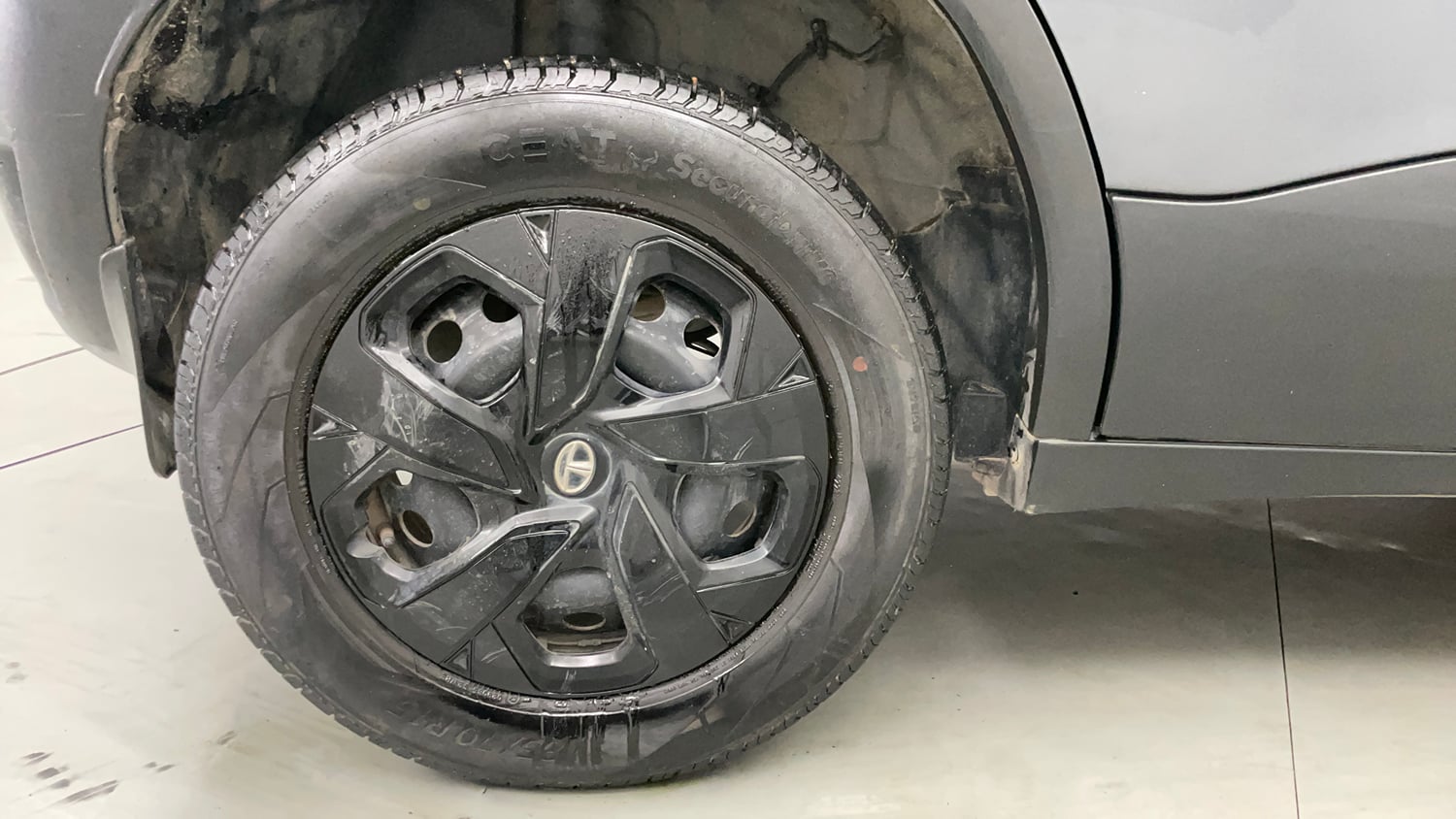 Used 2023 Tata Punch Adventure Rhythm Pack MT Petrol Manual tyres RIGHT REAR TYRE RIM VIEW