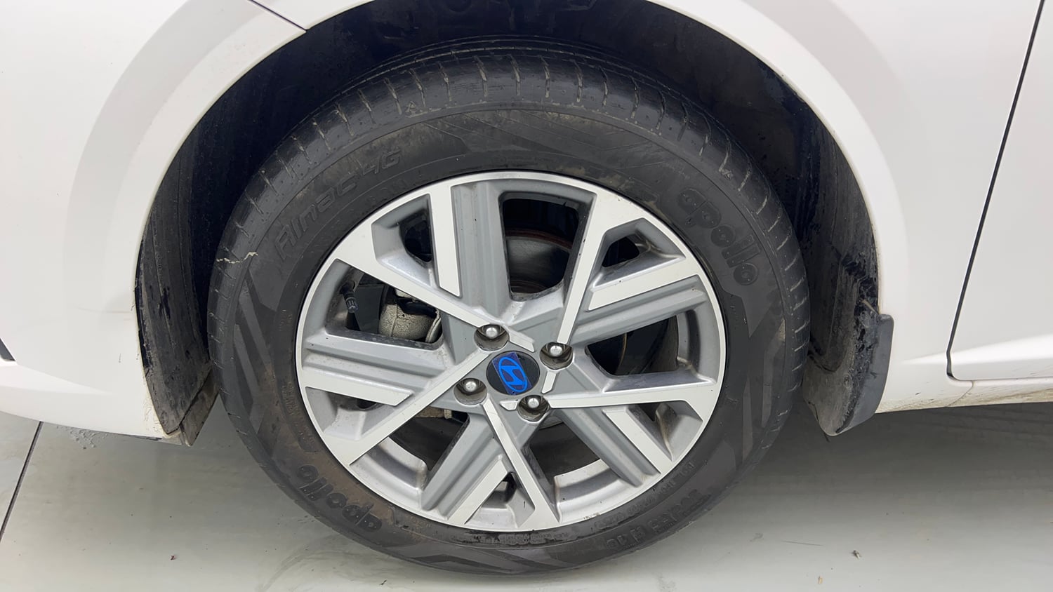 Used 2024 Hyundai Verna SX 1.5 Petrol MT Petrol Manual tyres LEFT FRONT TYRE RIM VIEW