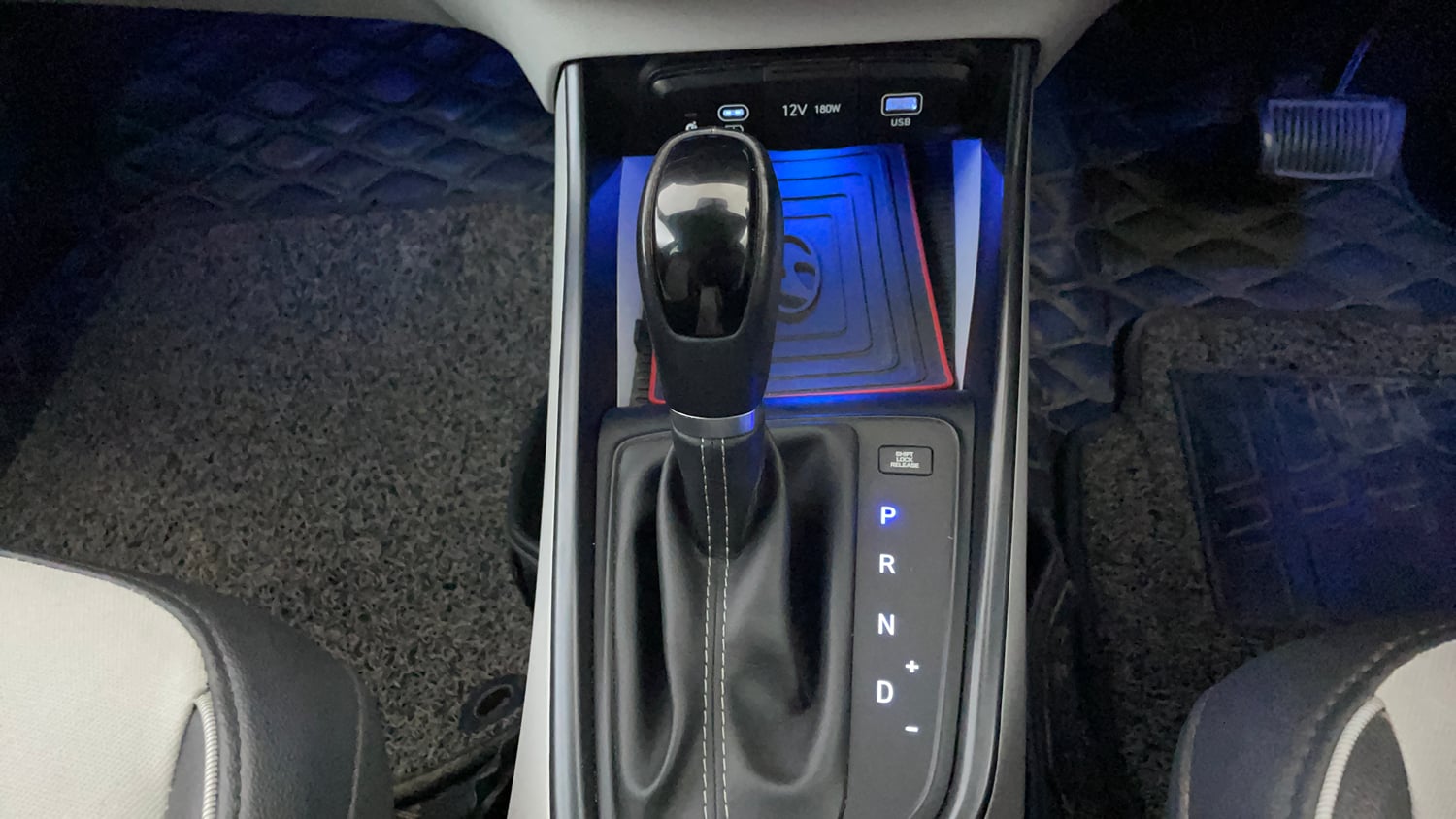 Used 2023 Hyundai New i20 Asta (O) 1.2 IVT Petrol Automatic interior GEAR  KNOB VIEW