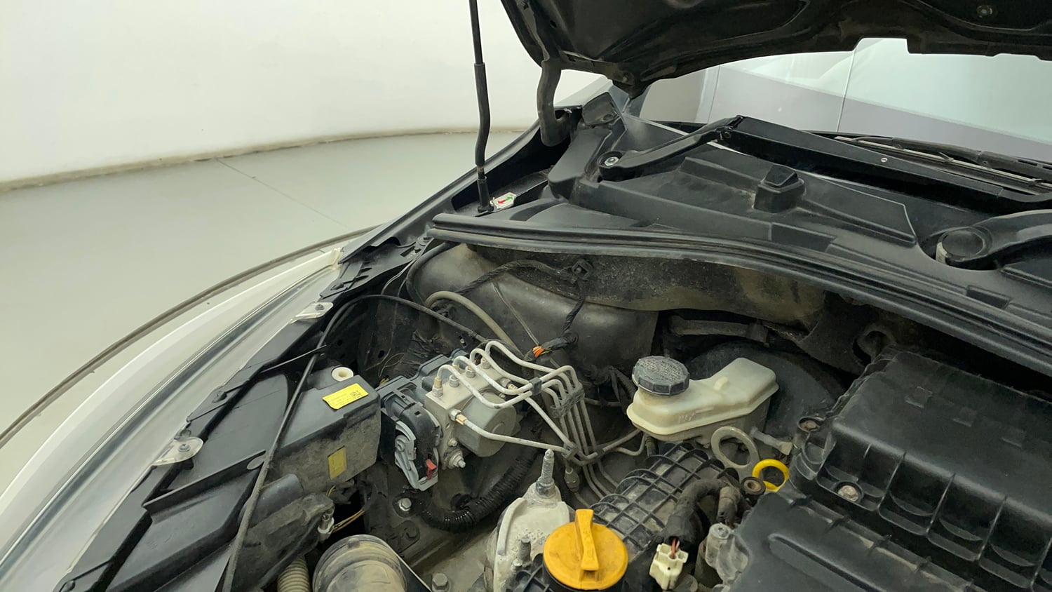 Used 2022 Tata Tiago XZA Plus Petrol Automatic engine ENGINE RIGHT SIDE HINGE & APRON VIEW