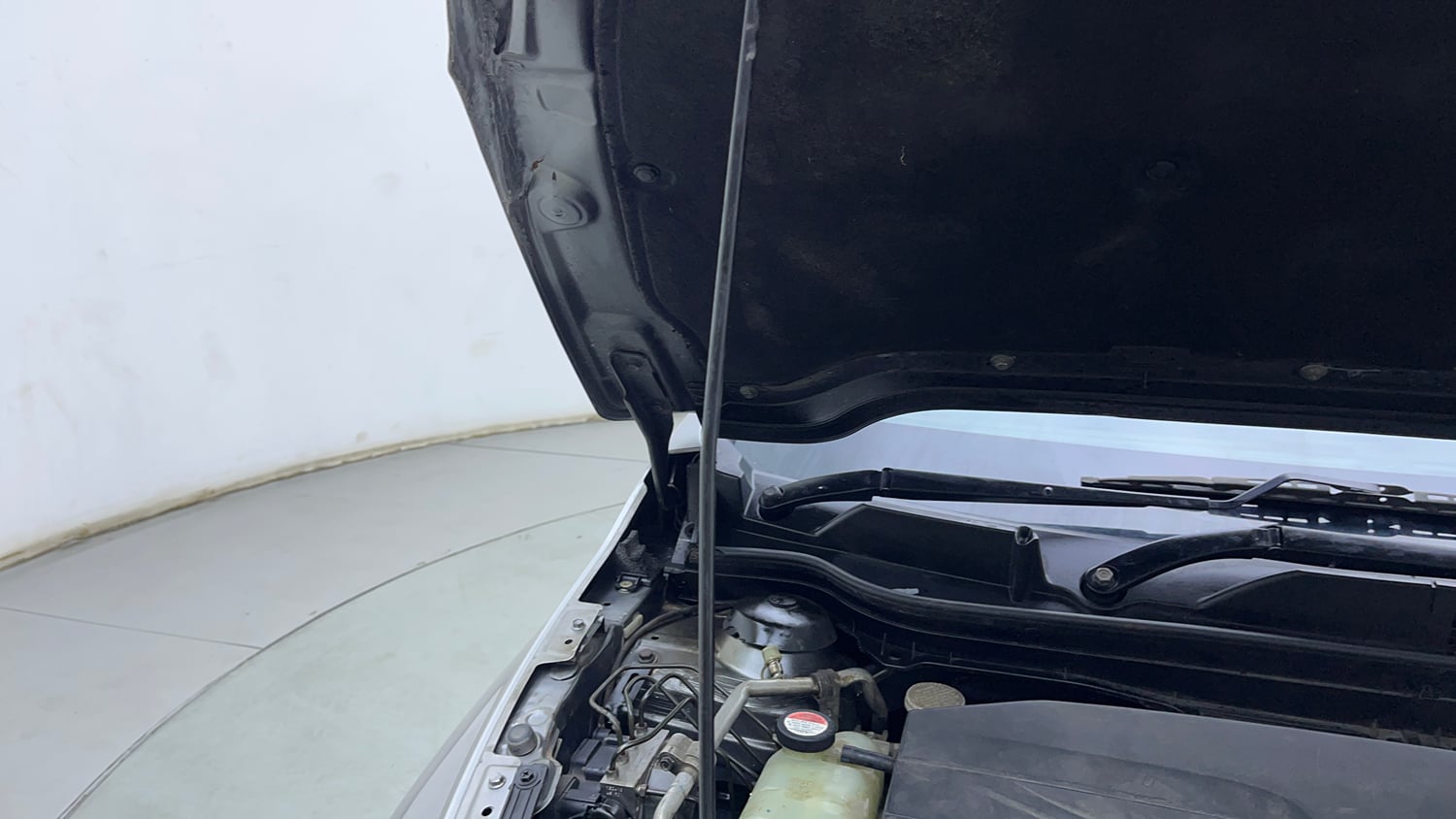 Used 2017 Maruti Suzuki S-Cross Alpha 1.6 Diesel Manual engine ENGINE RIGHT SIDE HINGE & APRON VIEW
