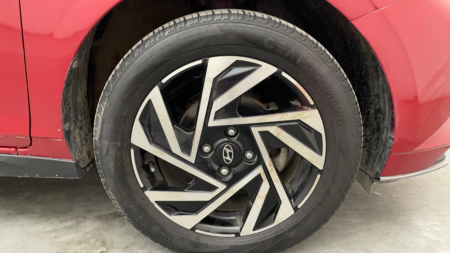Used 2023 Hyundai New i20 Asta (O) 1.2 IVT Petrol Automatic tyres RIGHT FRONT TYRE RIM VIEW