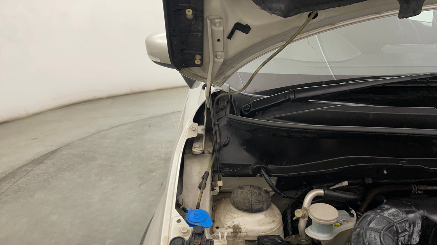 Used 2022 Maruti Suzuki Ignis Zeta 1.2 MT Petrol Manual engine ENGINE RIGHT SIDE HINGE & APRON VIEW