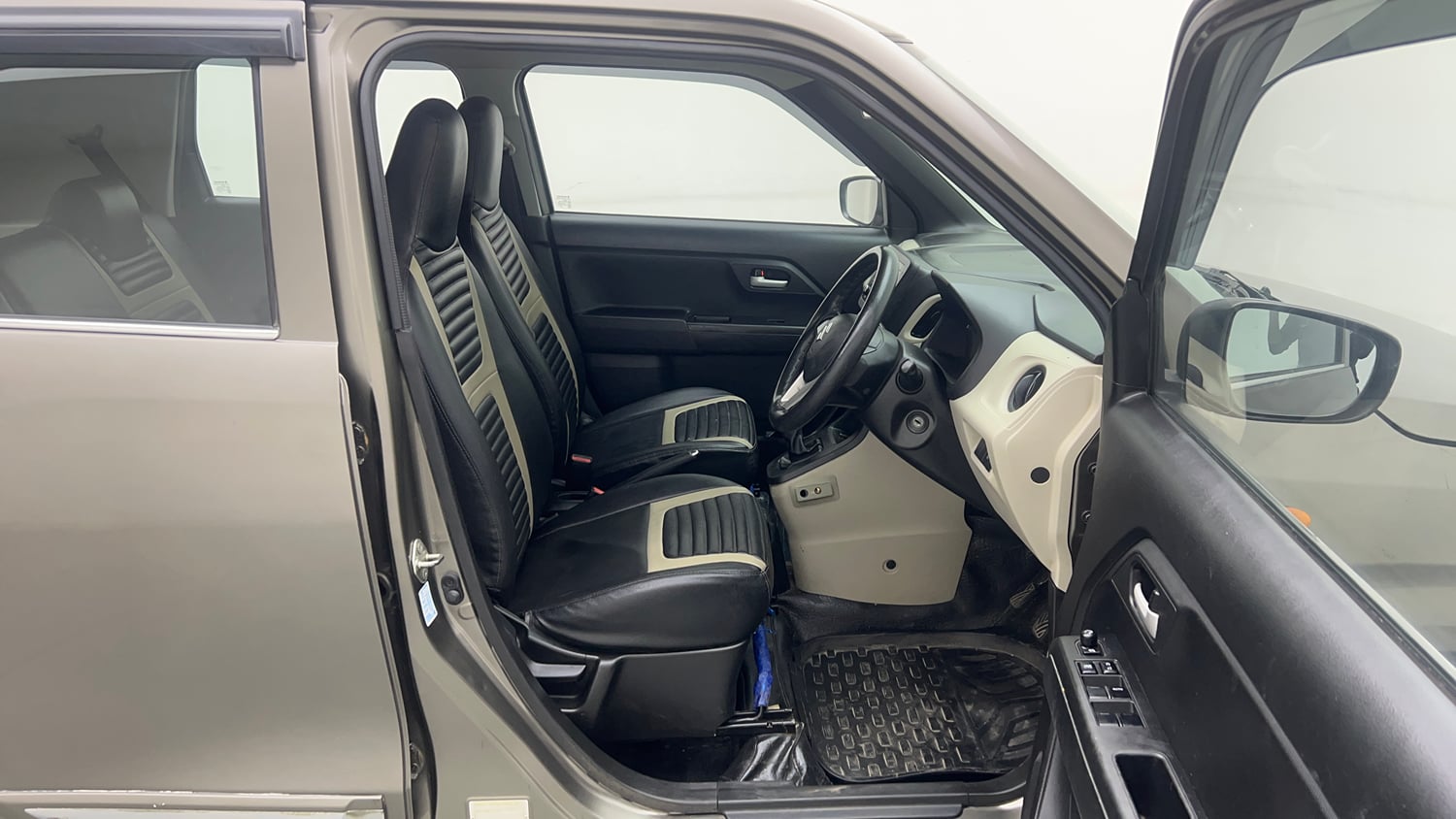 Used 2021 Maruti Suzuki Wagon R 1.0 VXi 1.0 Petrol Manual interior RIGHT SIDE FRONT DOOR CABIN VIEW