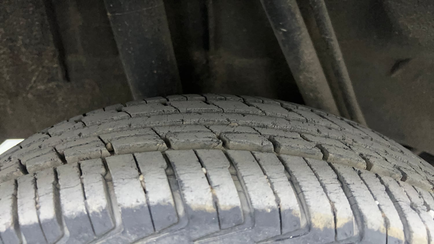 Used 2015 Renault Kwid RXT Petrol Manual tyres RIGHT REAR TYRE TREAD VIEW