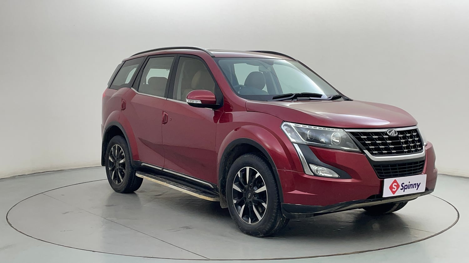 Used 2018 Mahindra XUV500 W11 Diesel Manual exterior RIGHT FRONT CORNER VIEW