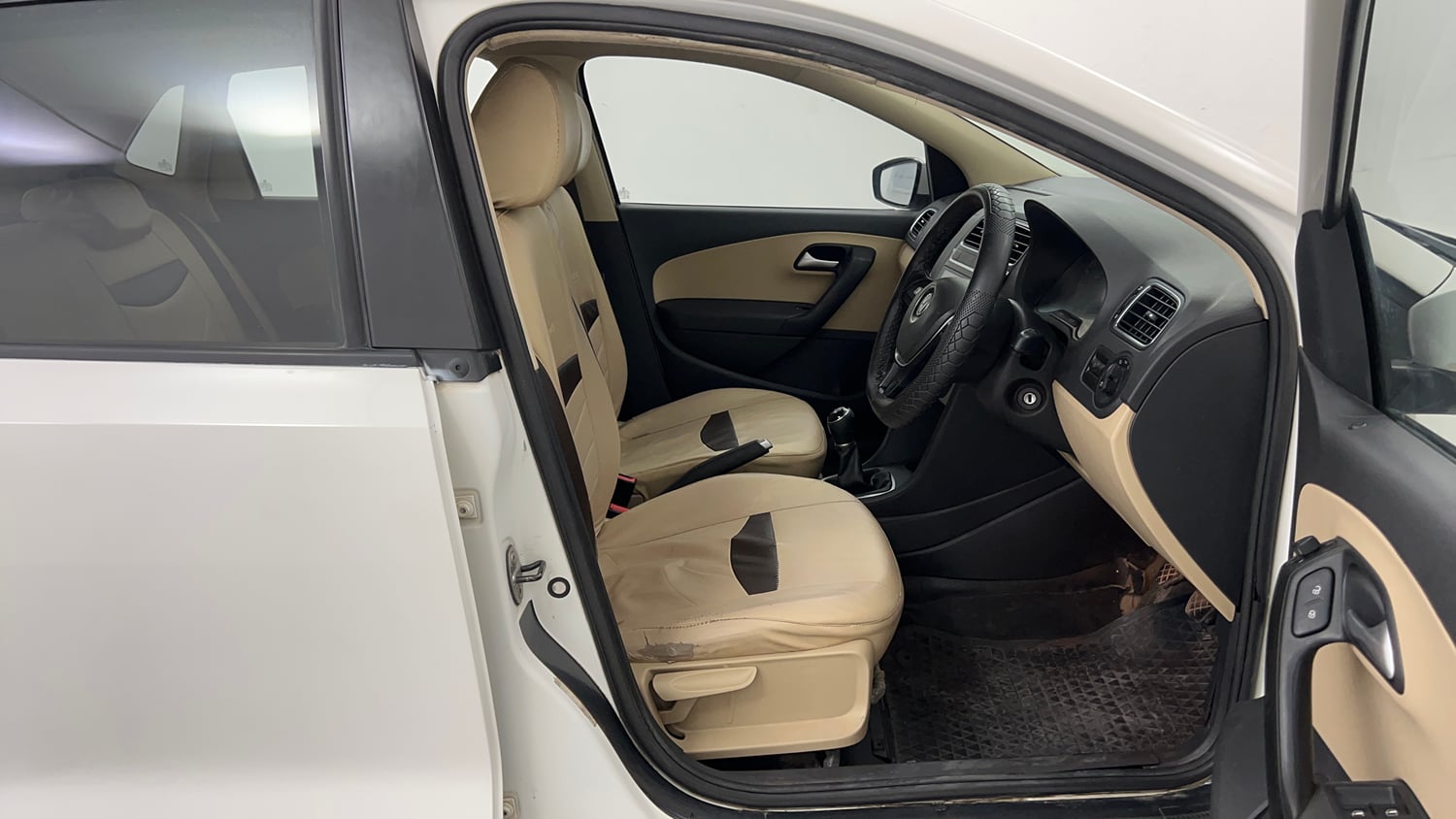 Used 2016 Volkswagen Polo Highline1.2L (P) Petrol Manual interior RIGHT SIDE FRONT DOOR CABIN VIEW