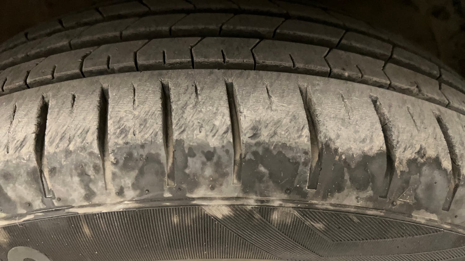 Used 2022 Maruti Suzuki Baleno Alpha AGS Petrol Automatic tyres RIGHT FRONT TYRE TREAD VIEW