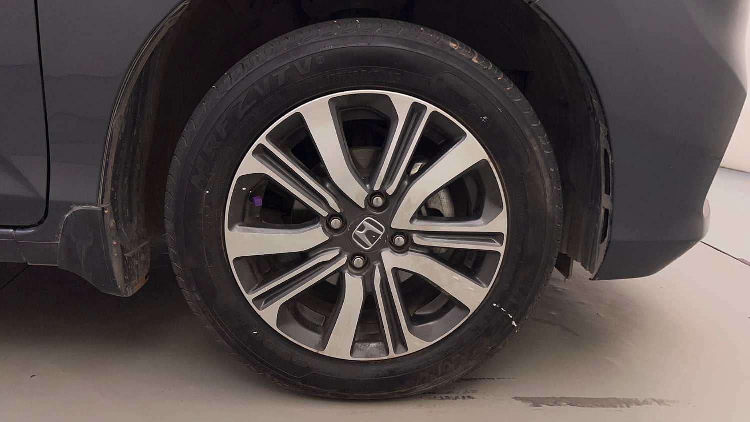 Used 2022 Honda Amaze VX CVT 1.2 Petrol Petrol Automatic tyres RIGHT FRONT TYRE RIM VIEW
