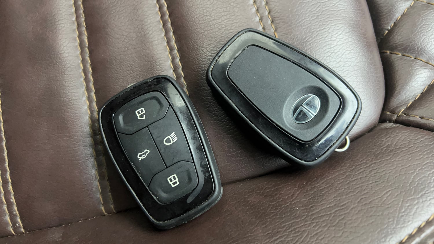 Used 2022 Tata Safari XTA Plus Diesel Automatic extra CAR KEY VIEW