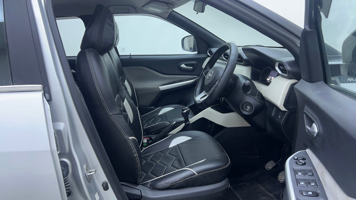 Used 2023 Nissan Magnite XL Petrol Manual interior RIGHT SIDE FRONT DOOR CABIN VIEW