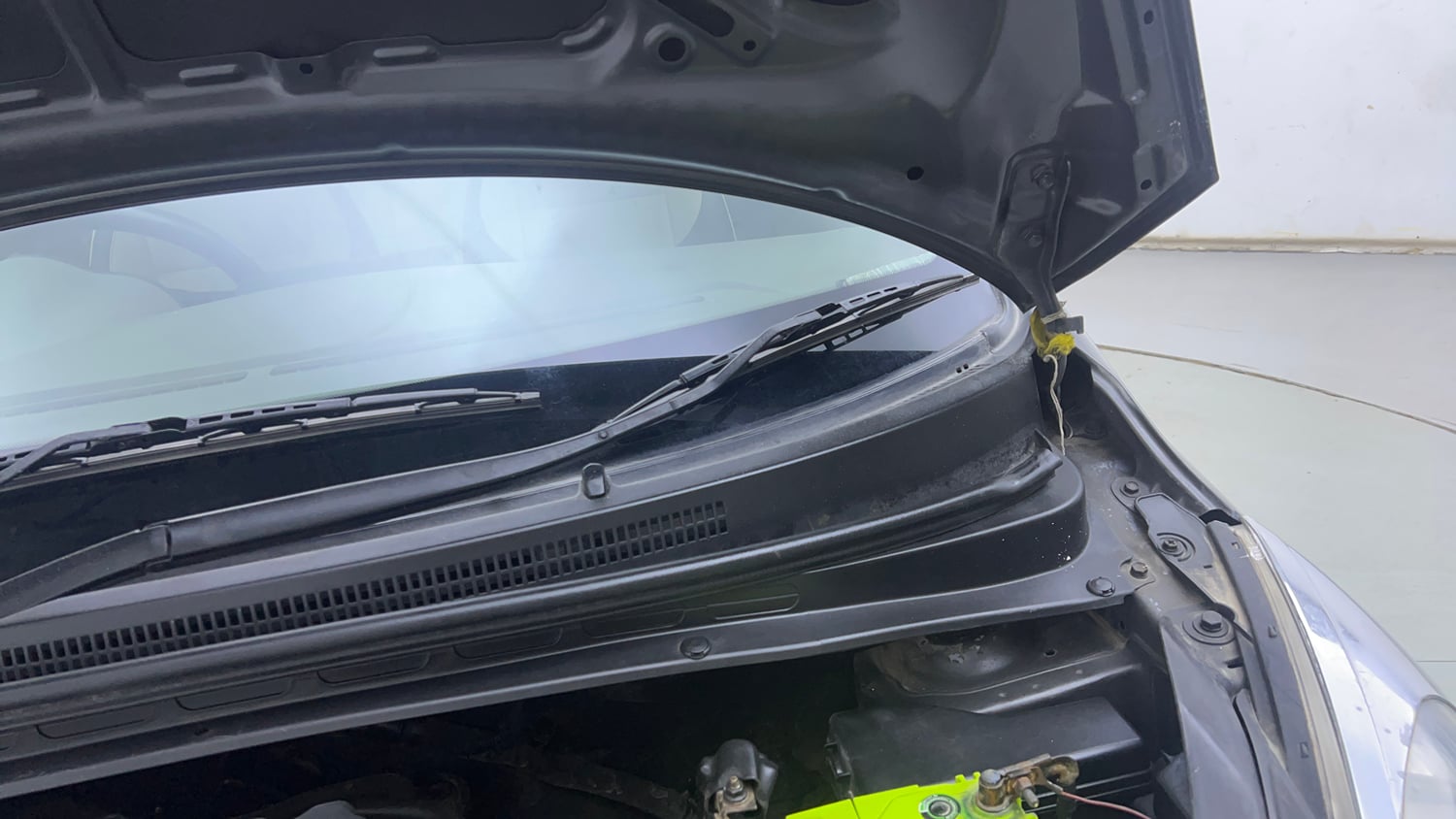 Used 2013 Hyundai i10 Magna 1.2 Kappa2 Petrol Manual engine ENGINE LEFT SIDE HINGE & APRON VIEW