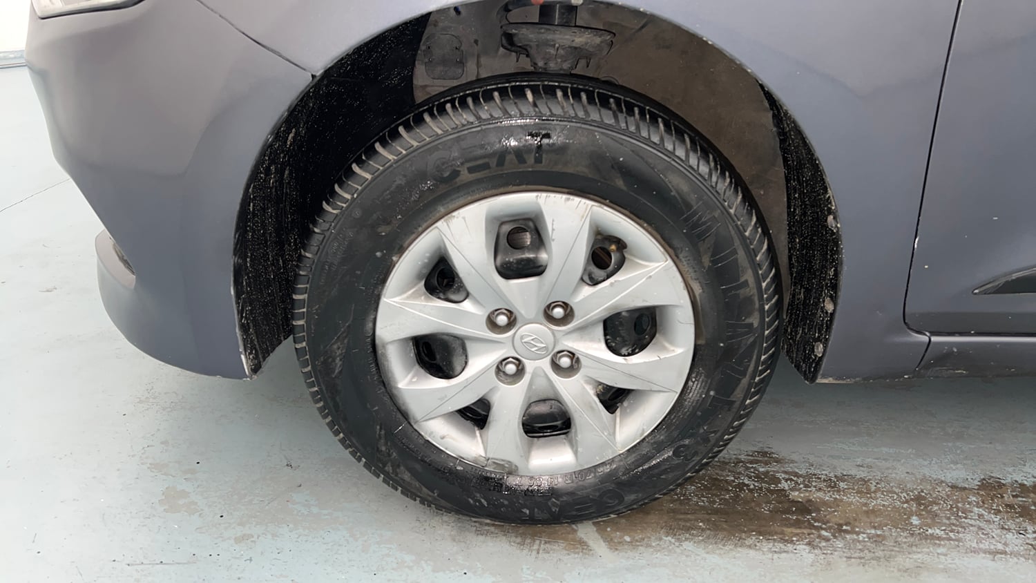 Used 2017 Hyundai Elite i20 Sportz 1.2 Petrol Manual tyres LEFT FRONT TYRE RIM VIEW