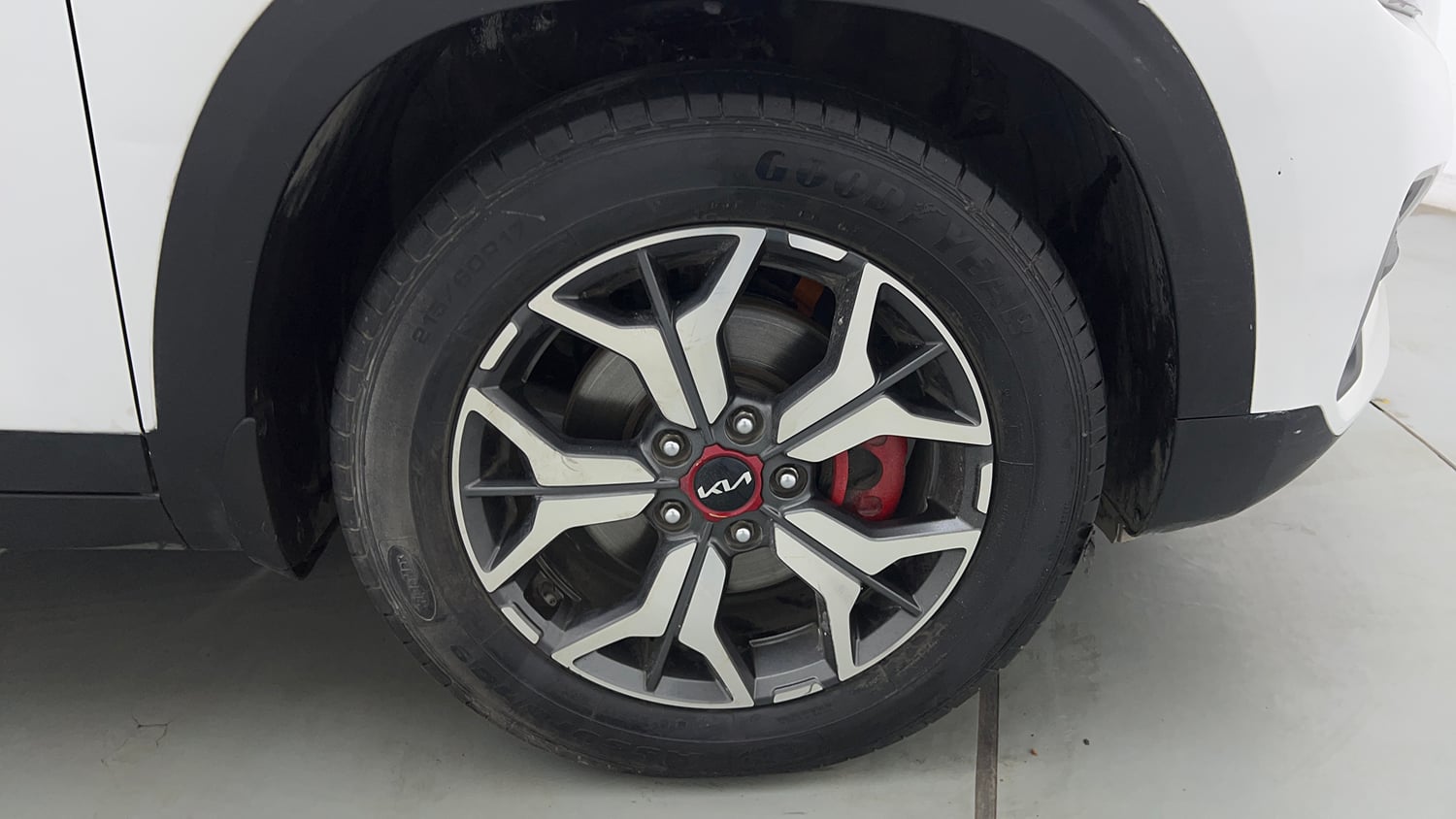 Used 2023 Kia Seltos GTX Plus 1.4 DCT Petrol Automatic tyres RIGHT FRONT TYRE RIM VIEW