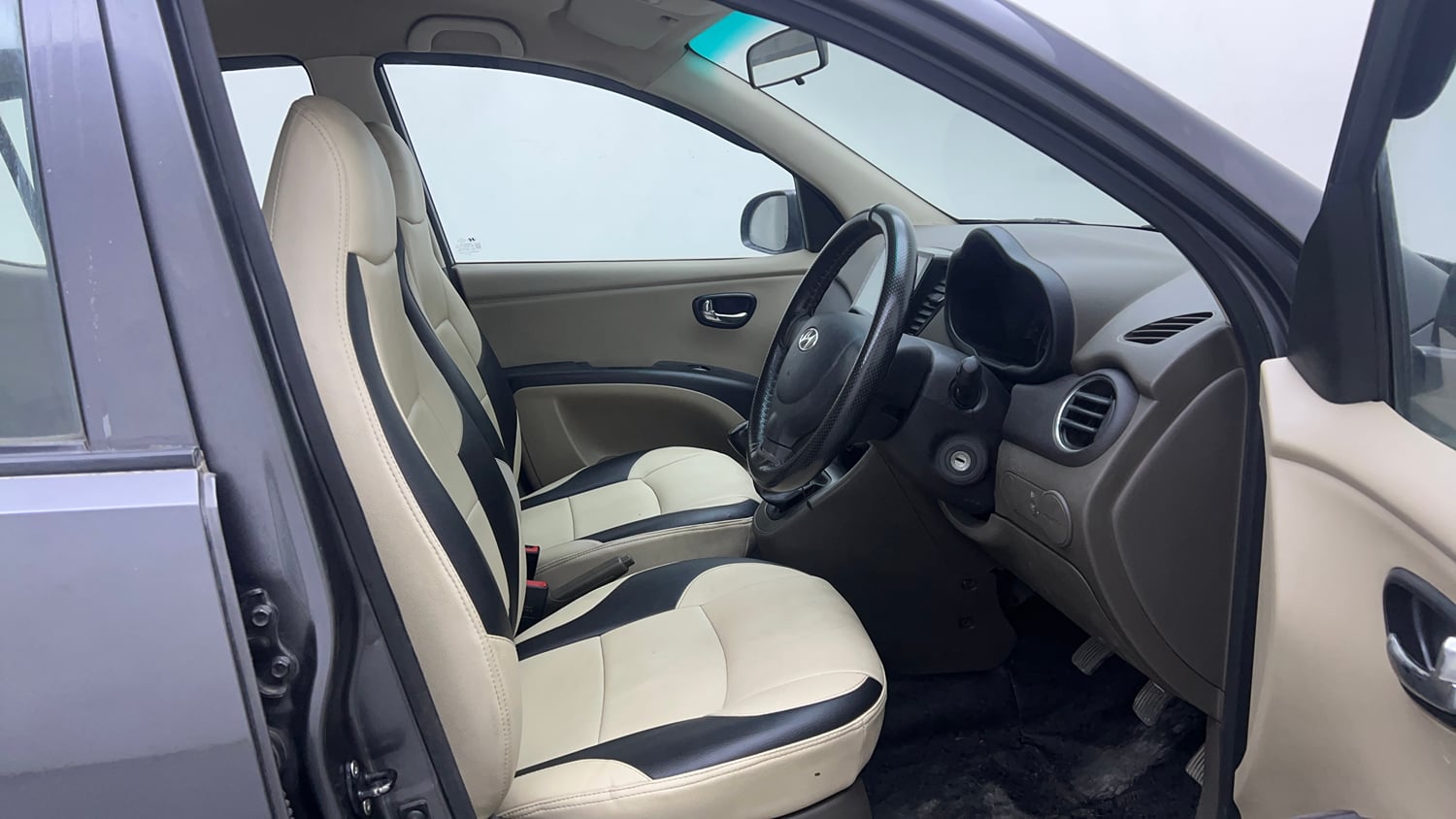 Used 2013 Hyundai i10 Magna 1.2 Kappa2 Petrol Manual interior RIGHT SIDE FRONT DOOR CABIN VIEW