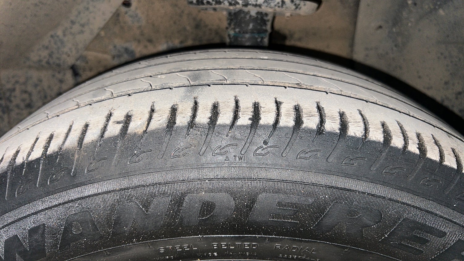 Used 2023 Maruti Suzuki Brezza Zxi Dual Tone Petrol Manual tyres LEFT FRONT TYRE TREAD VIEW
