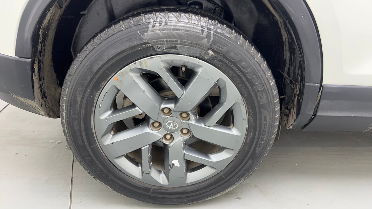 Used 2022 Tata Safari XTA Plus Diesel Automatic tyres RIGHT REAR TYRE RIM VIEW