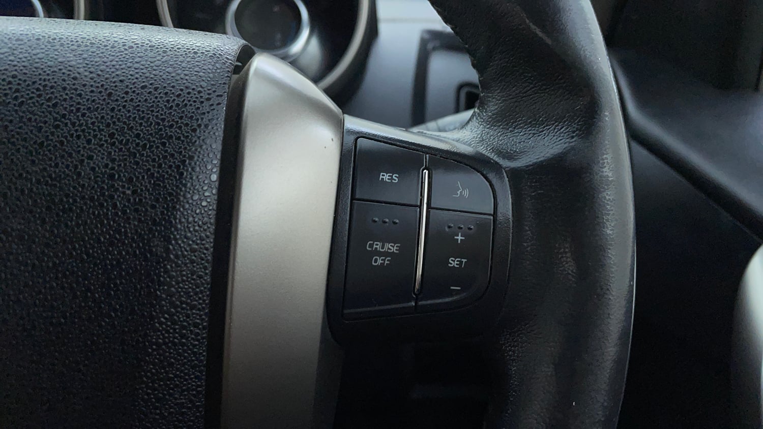Used 2018 Mahindra XUV500 W11 Diesel Manual top_features Cruise control