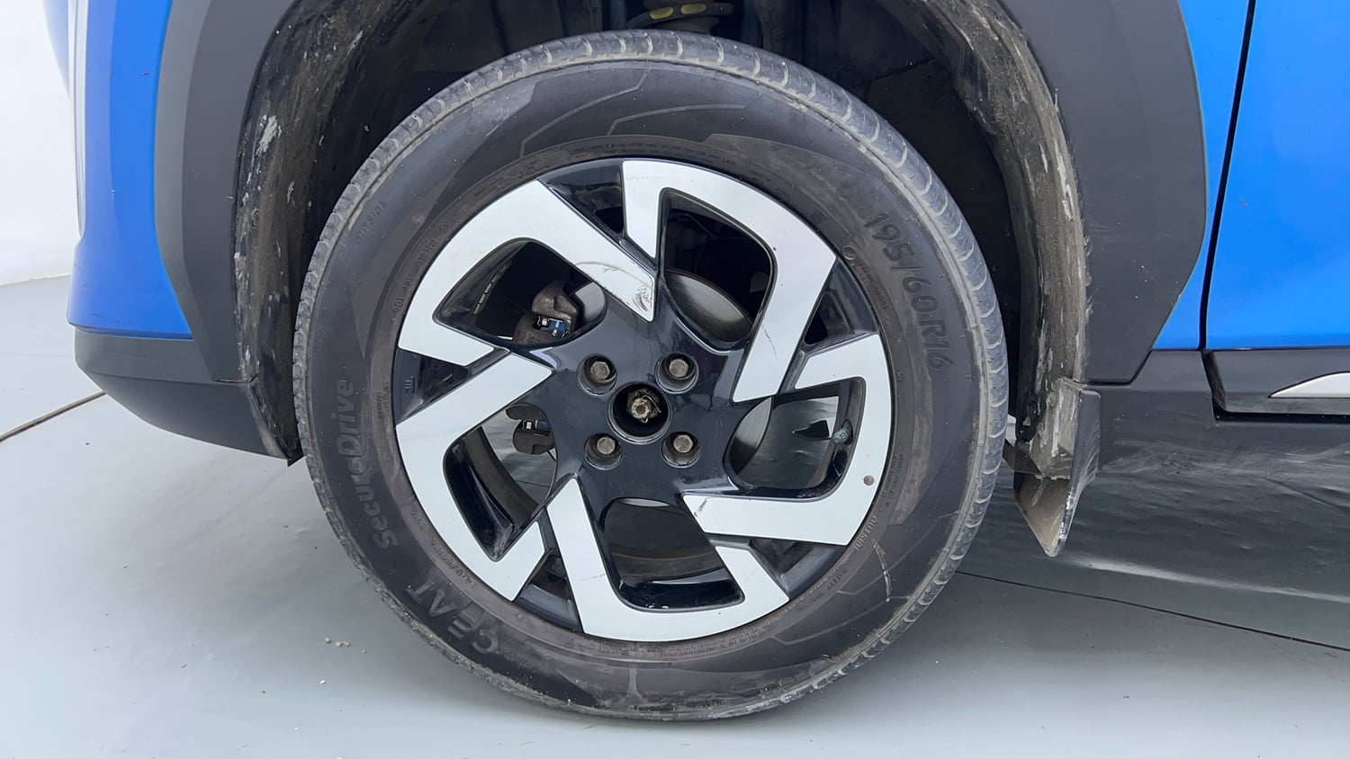 Used 2022 Nissan Magnite XV Petrol Manual tyres LEFT FRONT TYRE RIM VIEW