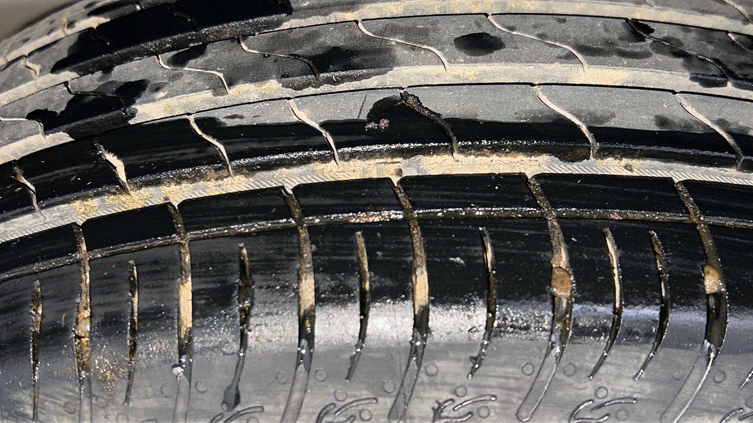 Used 2023 Maruti Suzuki Brezza VXi Petrol Manual tyres LEFT FRONT TYRE TREAD VIEW