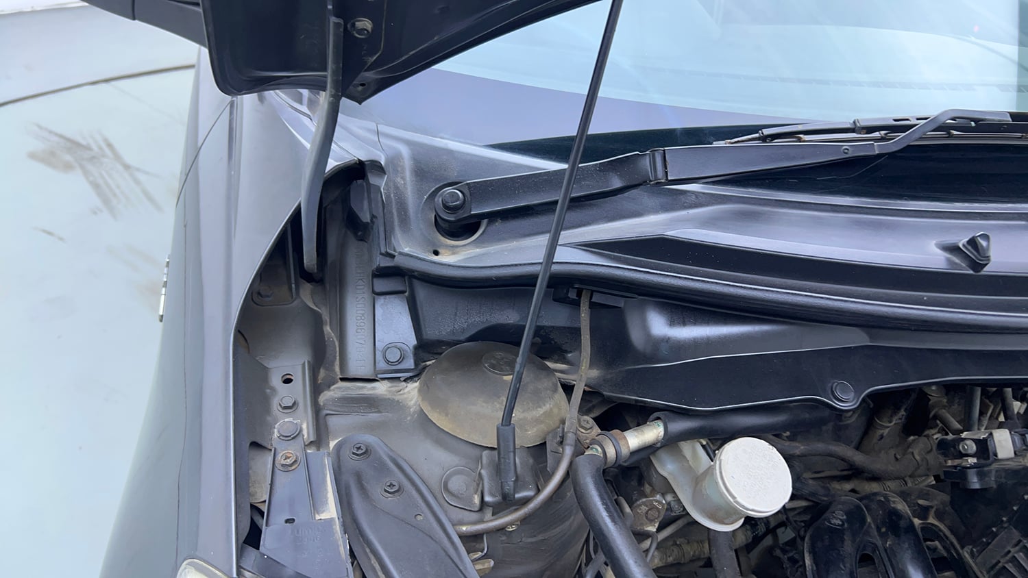 Used 2015 Maruti Suzuki Swift VXi Petrol Manual engine ENGINE RIGHT SIDE HINGE & APRON VIEW
