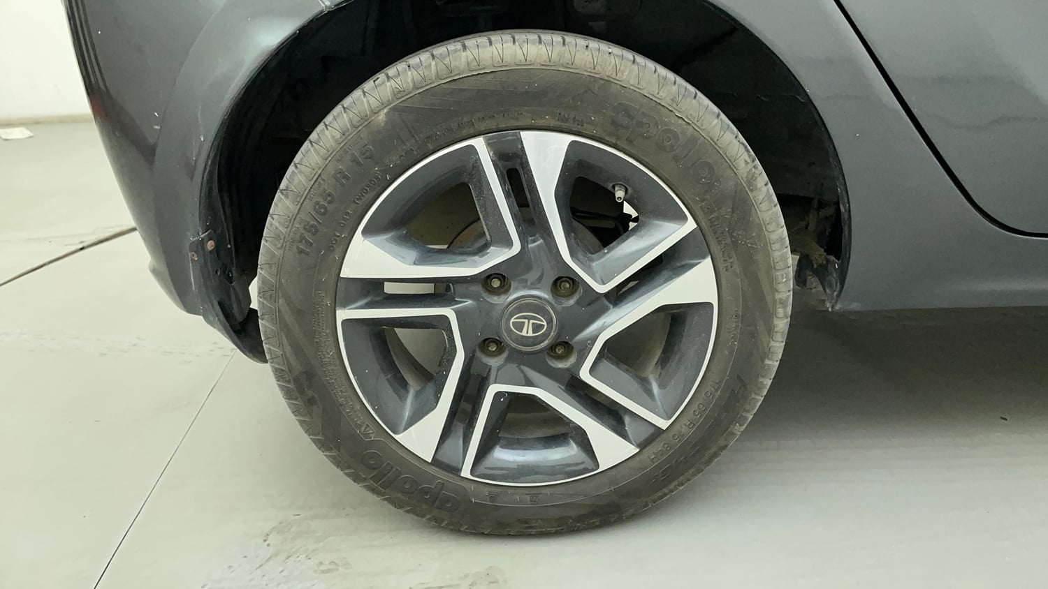 Used 2022 Tata Tiago XZA Plus Petrol Automatic tyres RIGHT REAR TYRE RIM VIEW