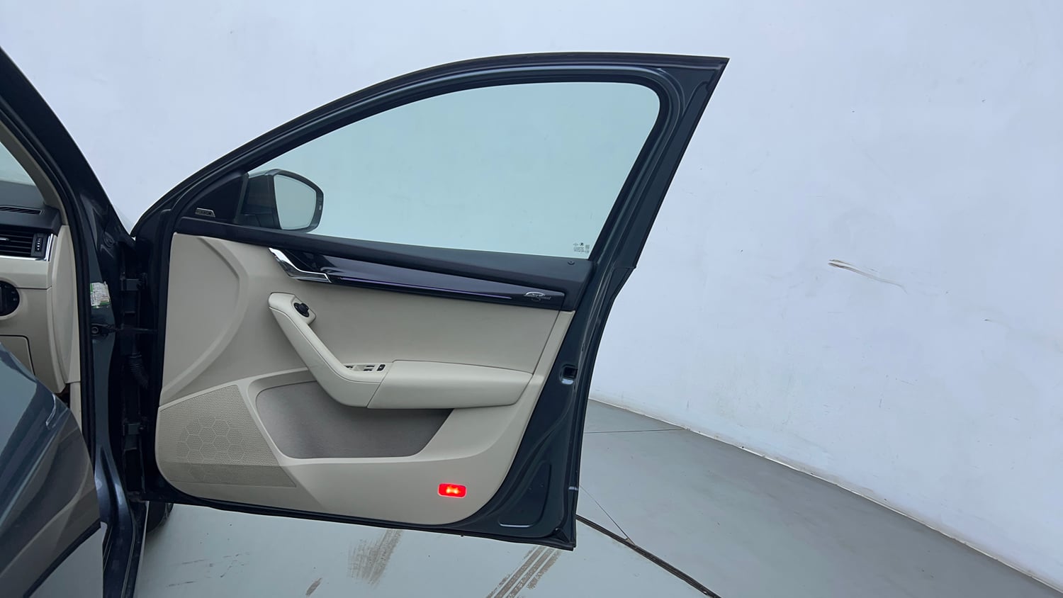 Used 2018 Skoda Octavia 1.8 TSI L&K Petrol Automatic interior RIGHT FRONT DOOR OPEN VIEW