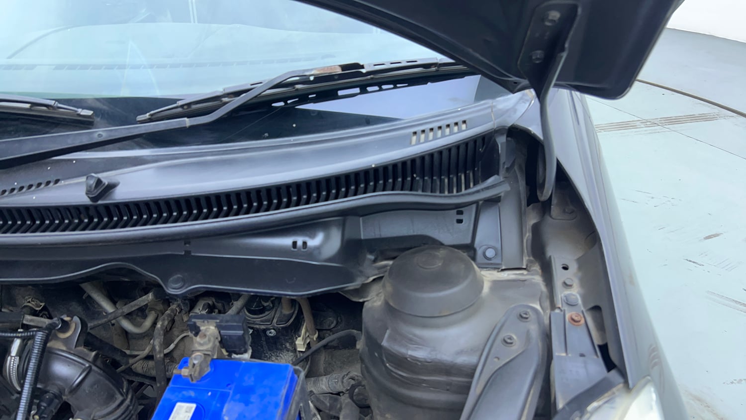 Used 2015 Maruti Suzuki Swift VXi Petrol Manual engine ENGINE LEFT SIDE HINGE & APRON VIEW